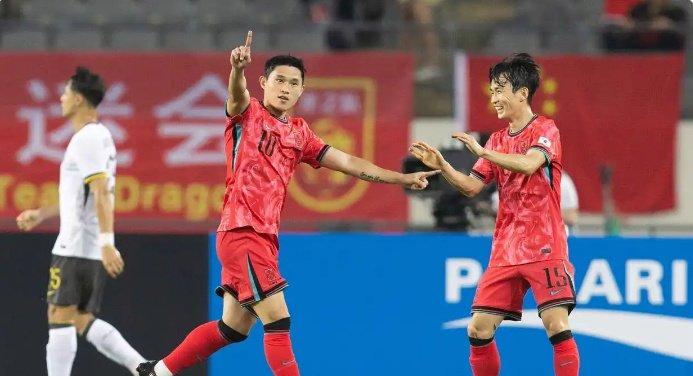 国足惨败，赛鸟拒绝传球，球员球裤没脏，韩国教练模仿李铁吹头发