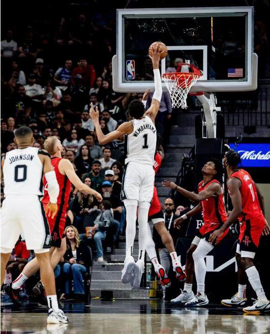 开云体育下载-【现场】马刺主场首战险胜火箭 球员球迷憧憬新赛季